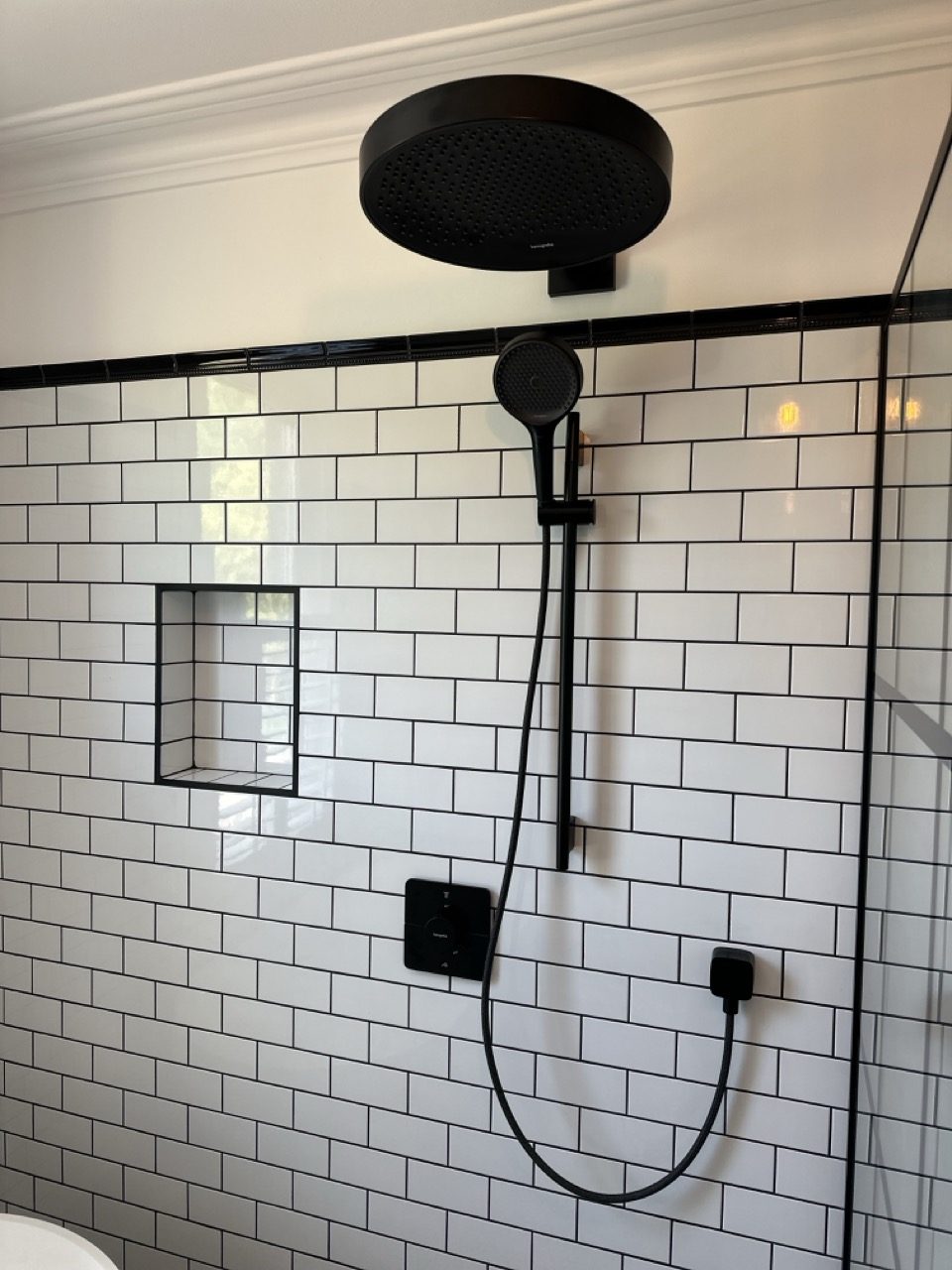 Monochrome shower room — photo 1