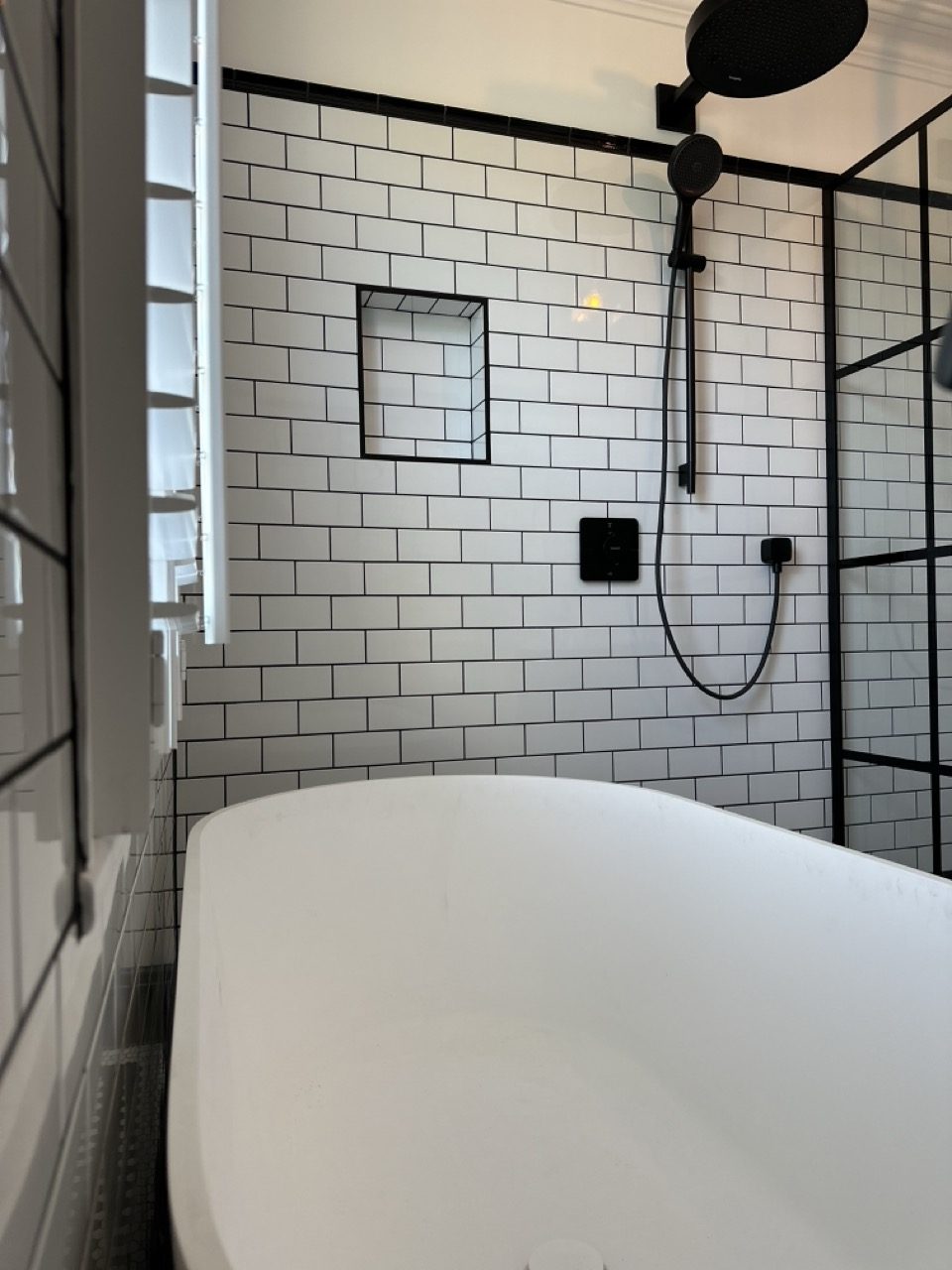 Monochrome shower room — photo 2