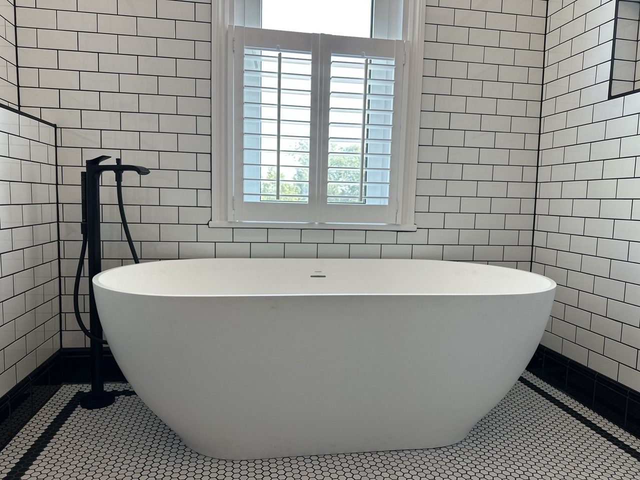 Monochrome shower room — photo 3