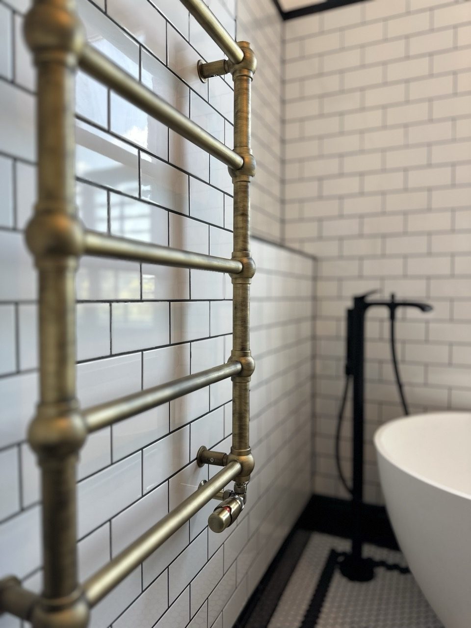 Monochrome shower room — photo 4