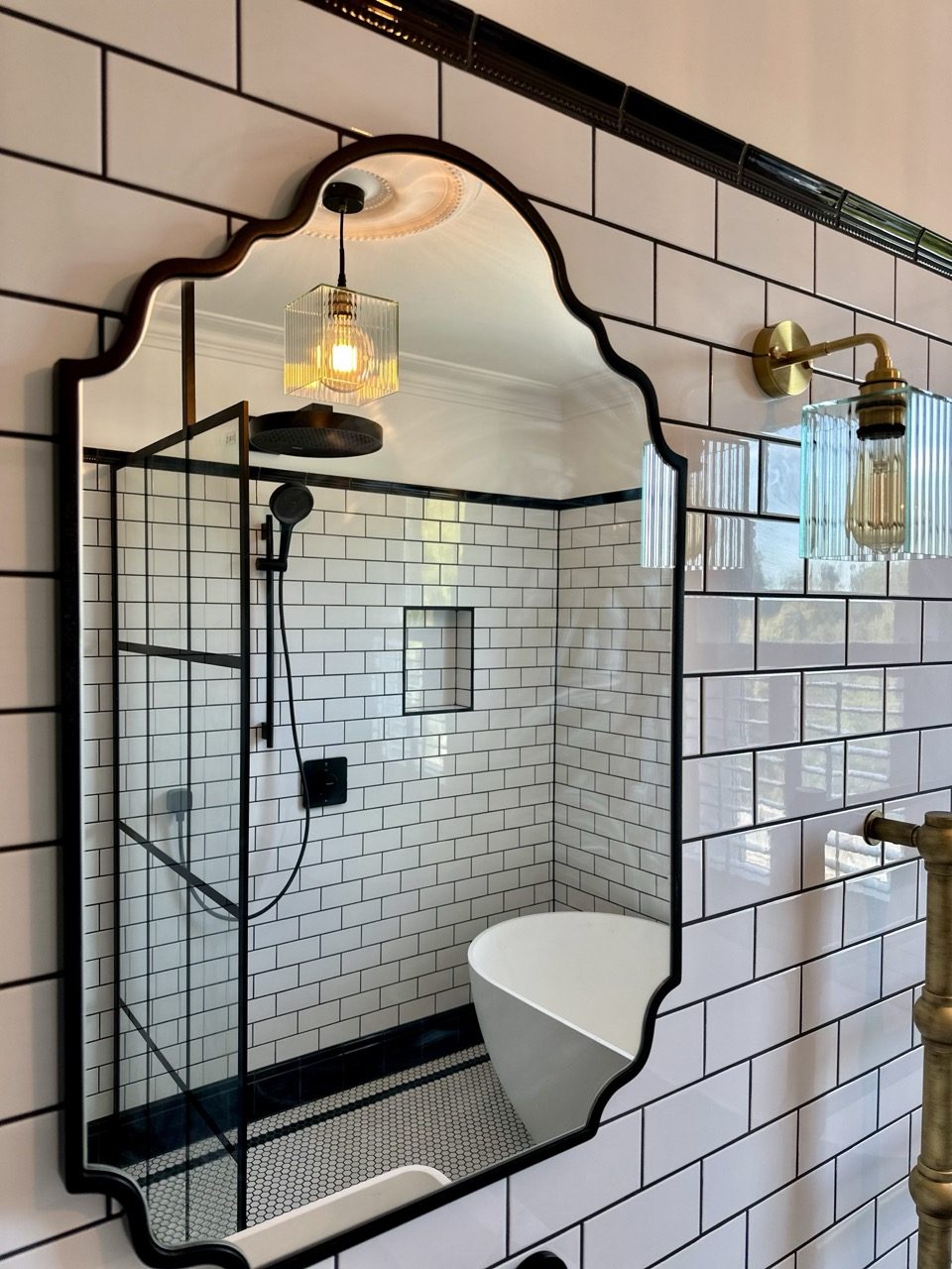 Monochrome shower room — photo 6