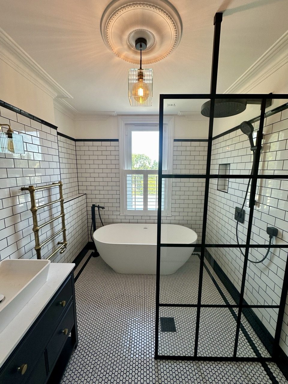 Monochrome shower room — photo 7