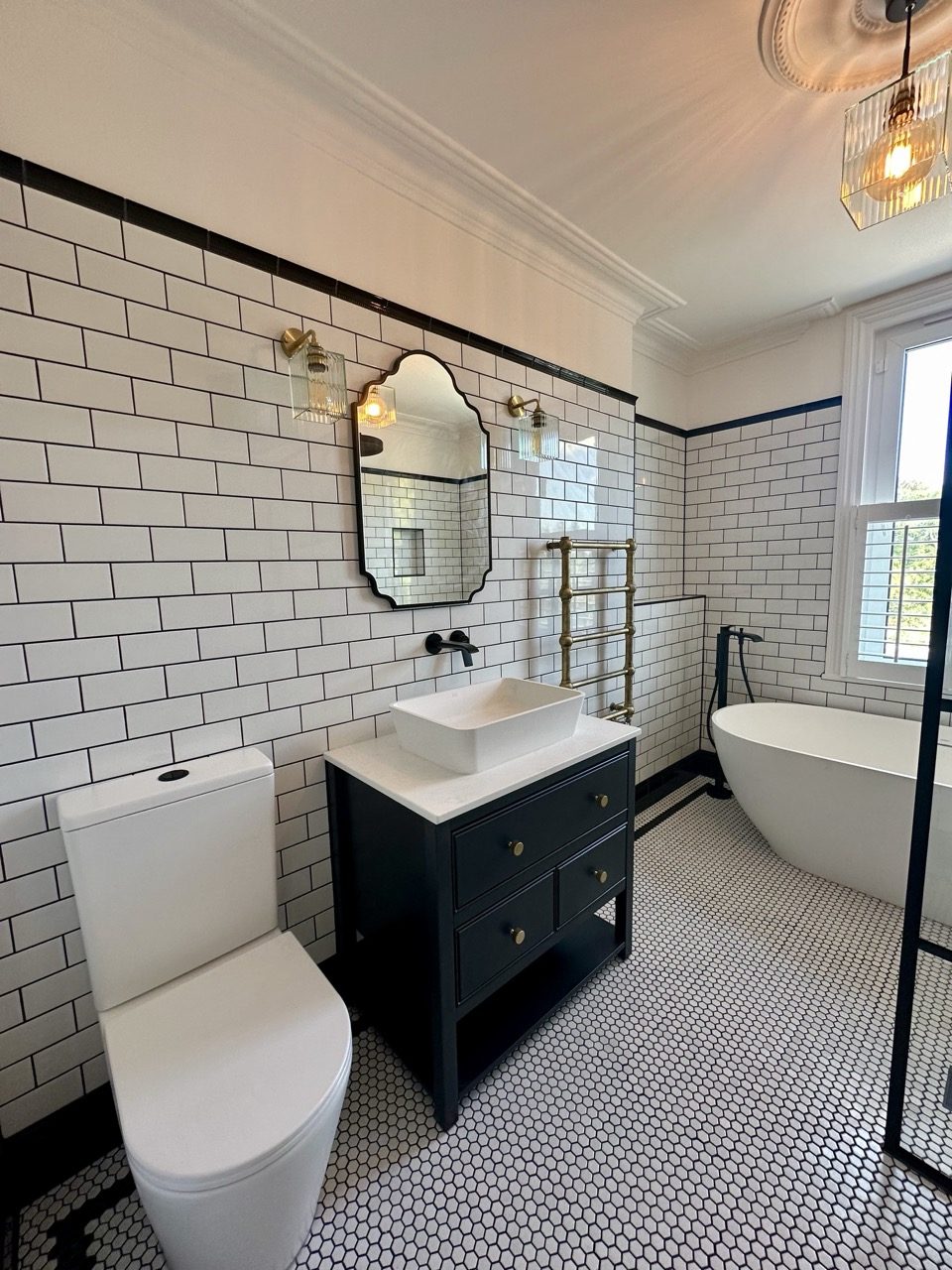 Monochrome shower room — photo 8