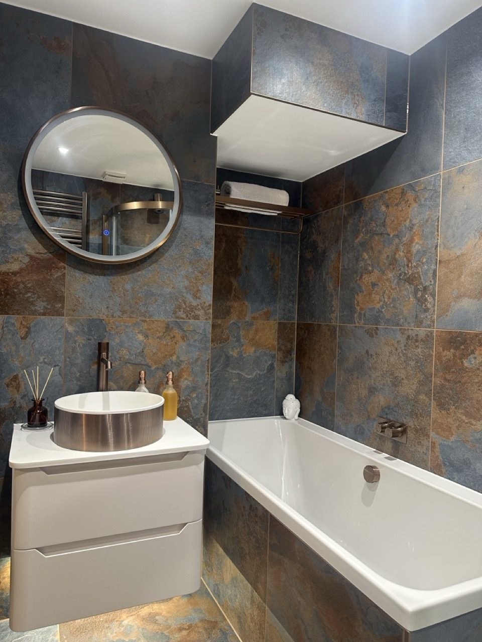 Stone & bronze bathroom — photo 2