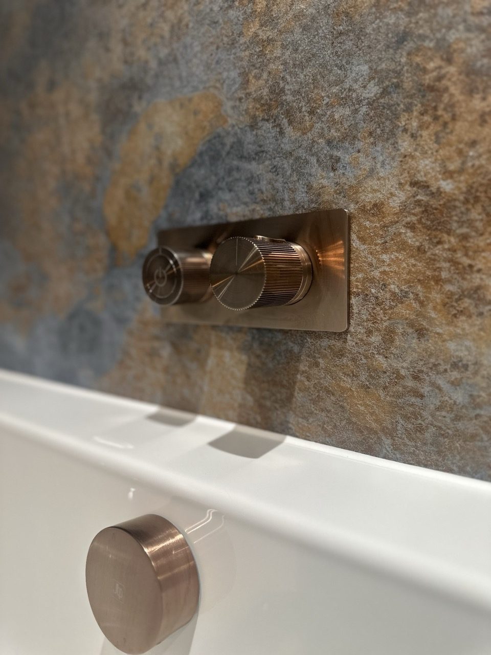 Stone & bronze bathroom — photo 3