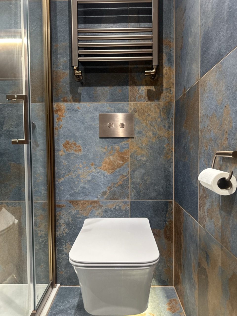 Stone & bronze bathroom — photo 4